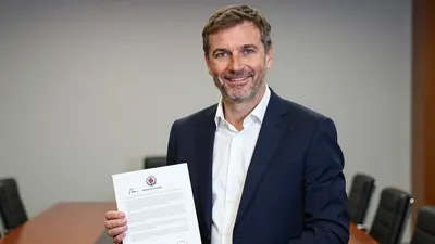 Steven Pressley signs new Dundee deal, jokes about wife's move